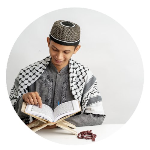 Étudiant apprenant l'arabe avec le Coran